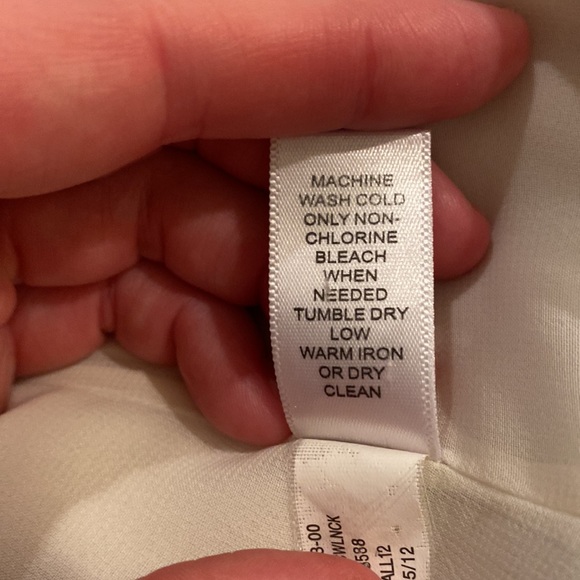 EUC- Banana Republic cream sleeveless blouse - Picture 5 of 5